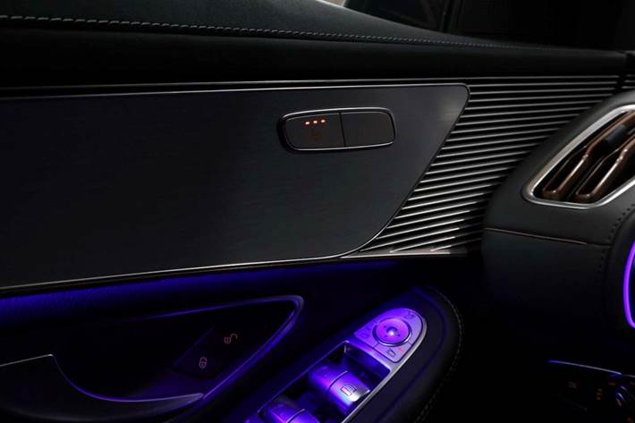 Grå Mercedes EQC400 fra 2021