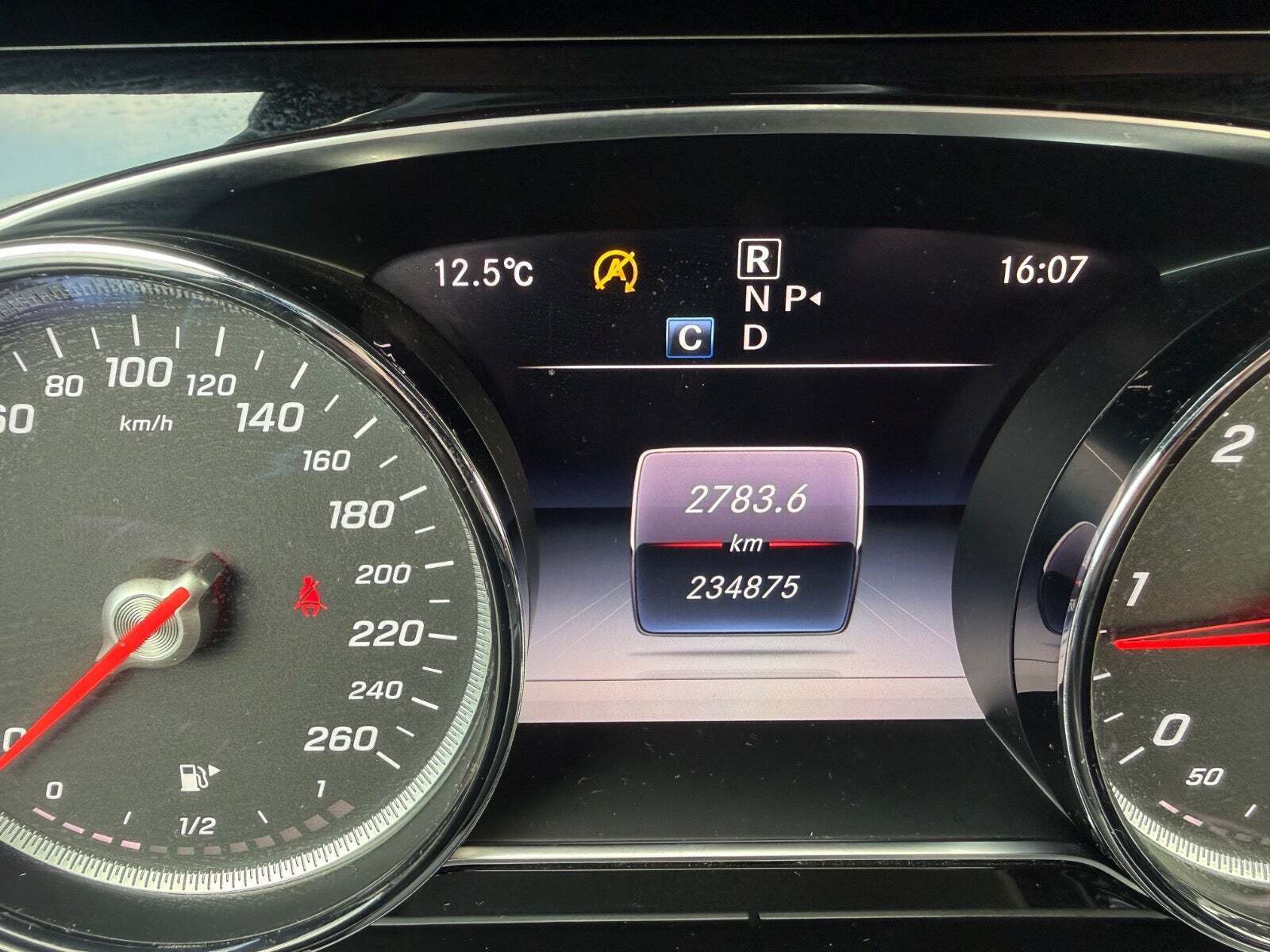 Grå Mercedes E220 d fra 2017