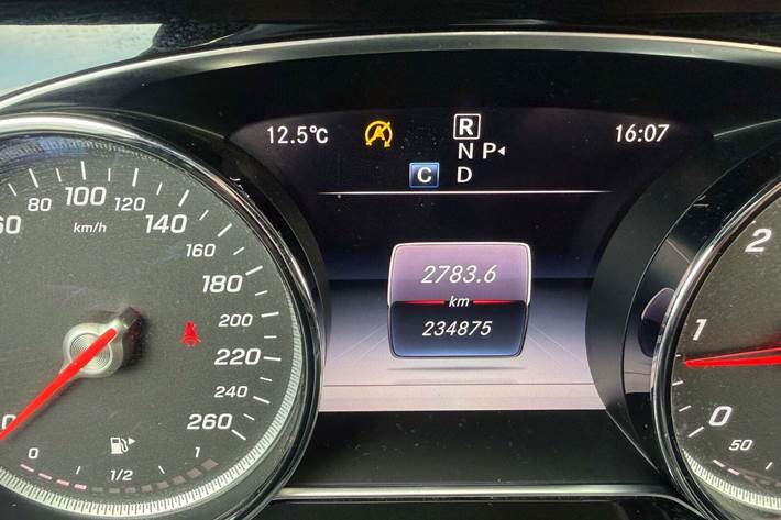 Grå Mercedes E220 d fra 2017