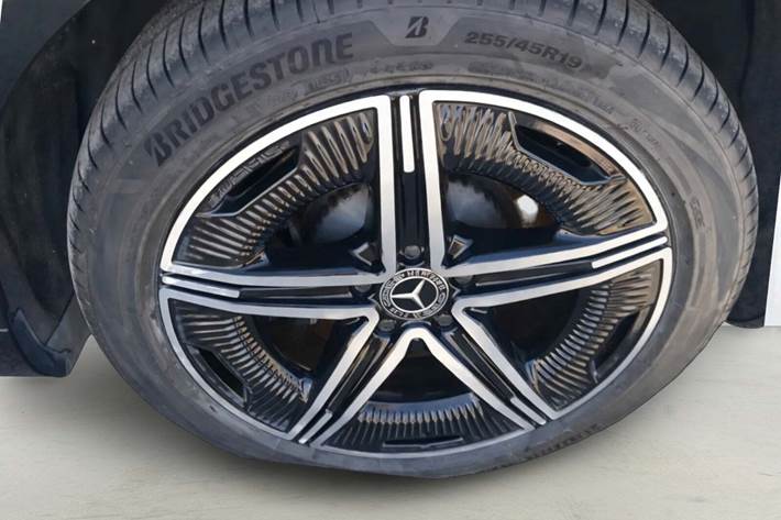 Sort Mercedes EQE300 fra 2023