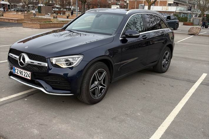 Blå Mercedes GLC220 d fra 2020