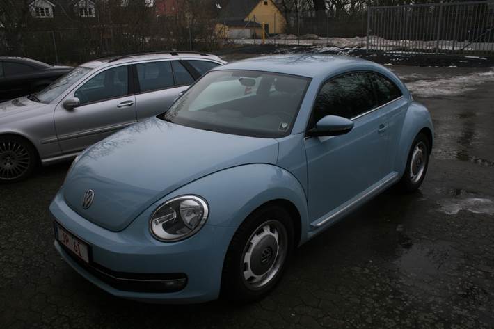 Blå VW Beetle fra 2014