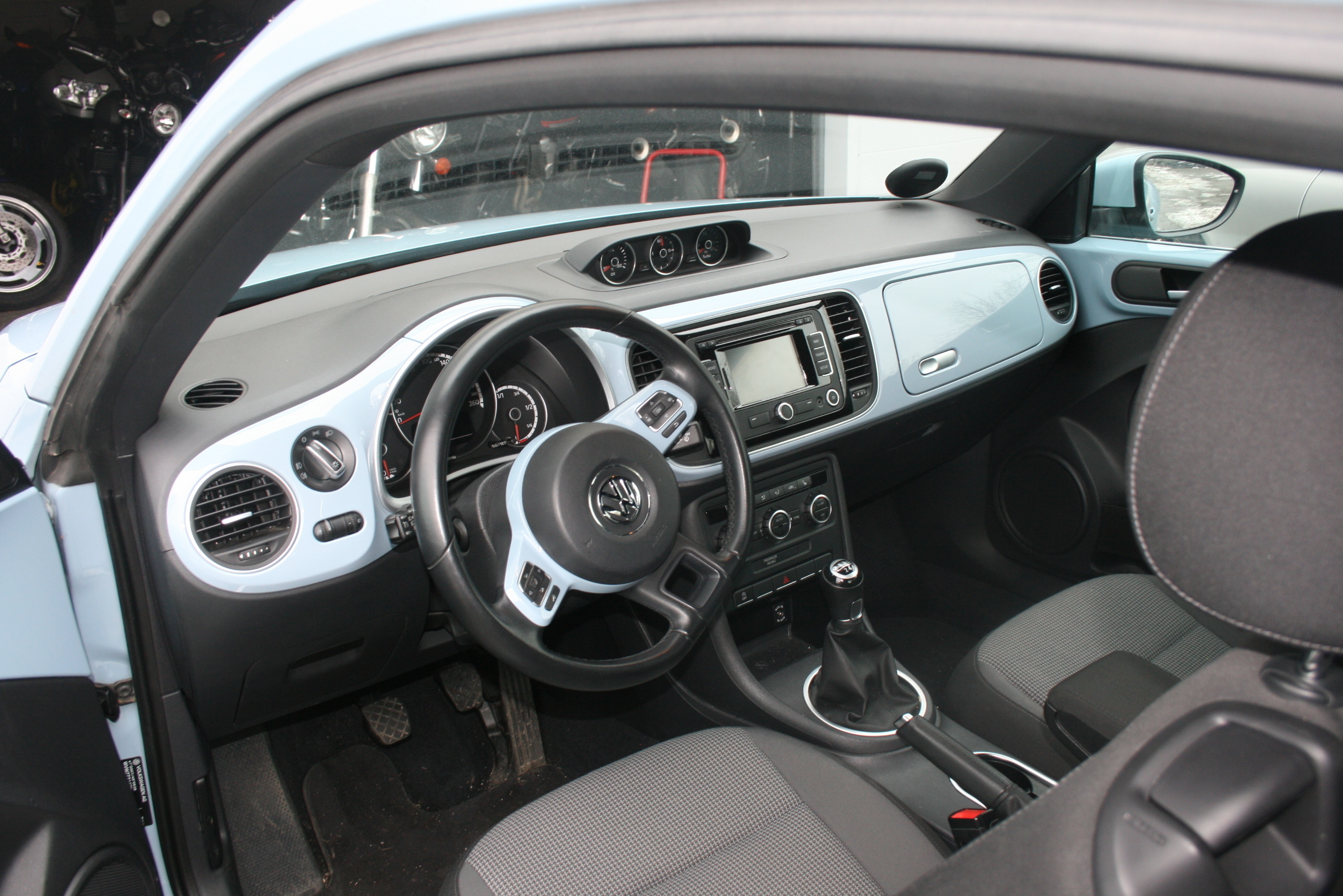 Blå VW Beetle fra 2014