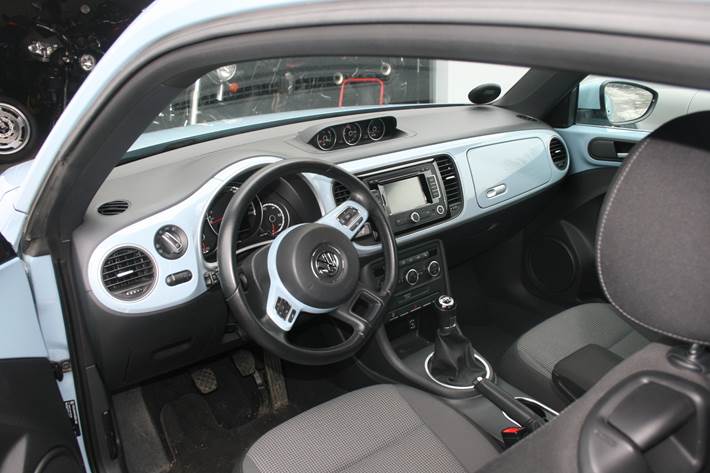 Blå VW Beetle fra 2014