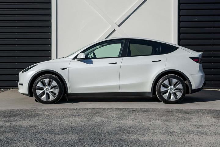 Hvid Tesla Model Y fra 2022