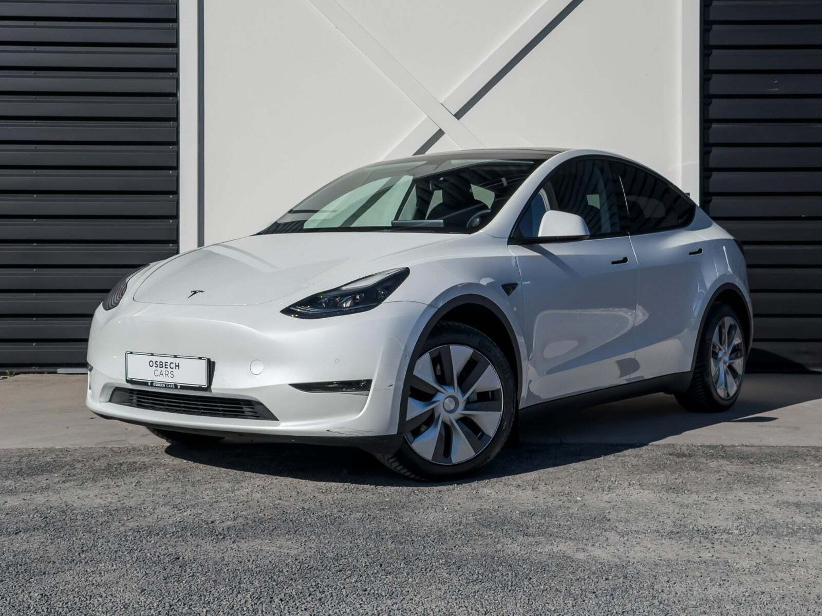 Hvid Tesla Model Y fra 2022