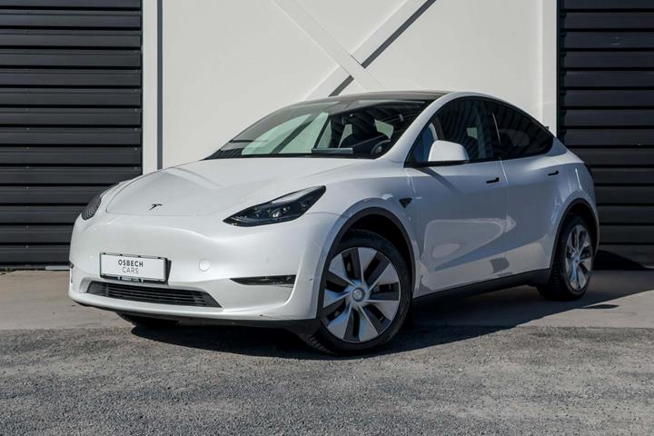 Hvid Tesla Model Y fra 2022