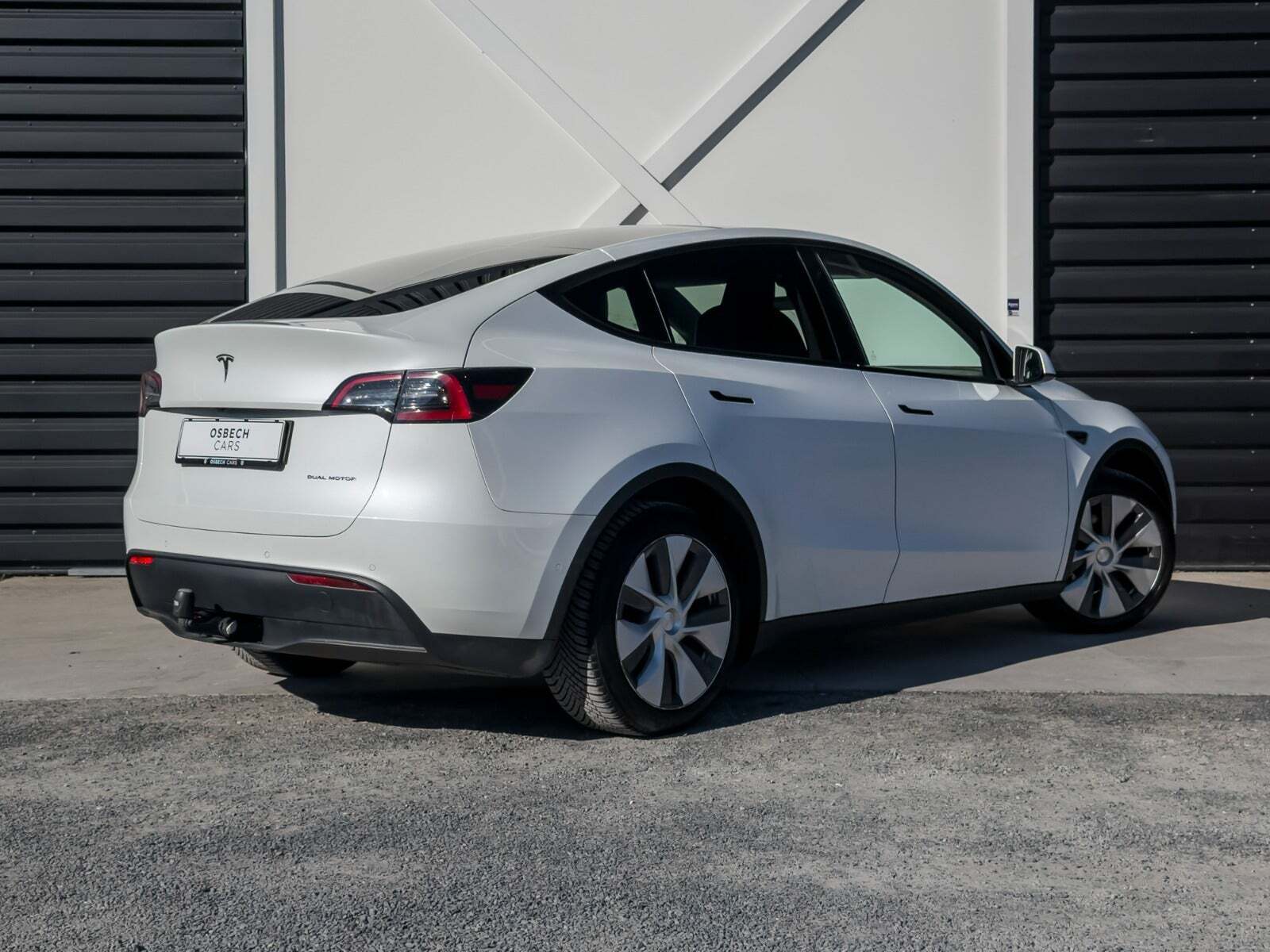 Hvid Tesla Model Y fra 2022