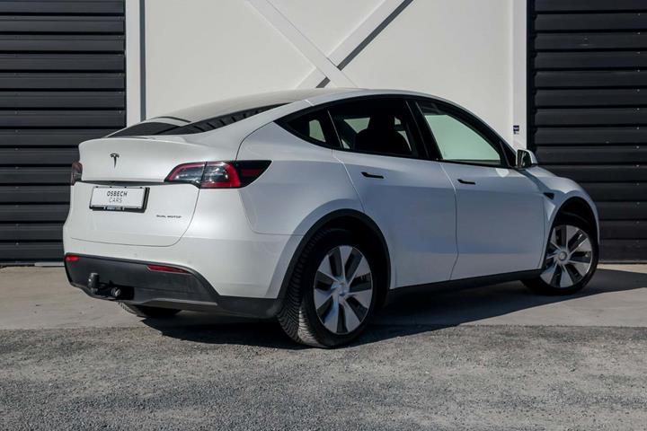 Hvid Tesla Model Y fra 2022