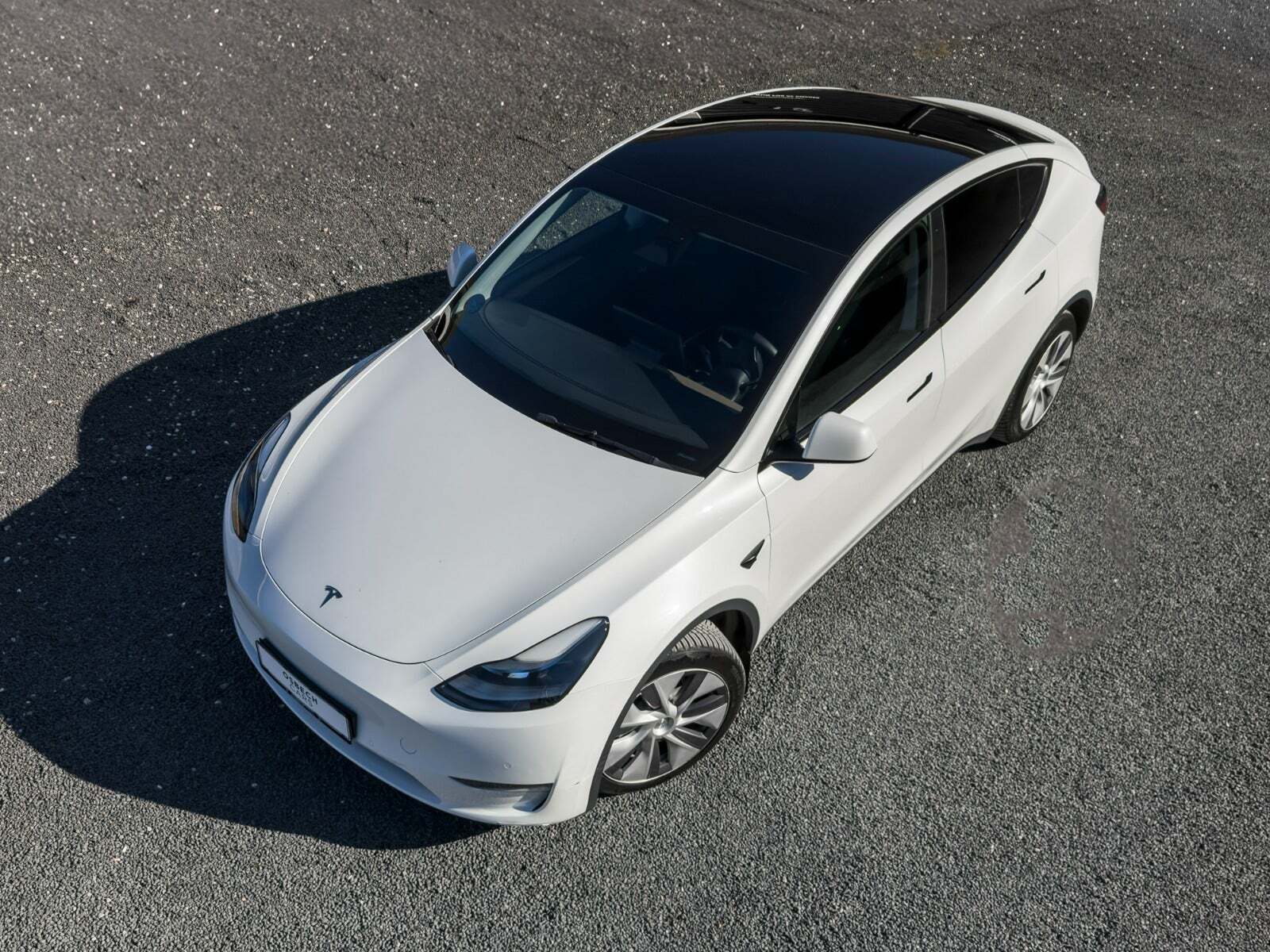 Hvid Tesla Model Y fra 2022