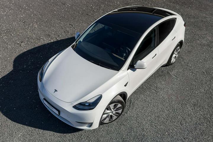Hvid Tesla Model Y fra 2022