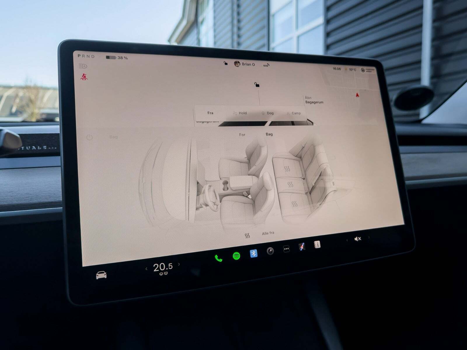Hvid Tesla Model Y fra 2022