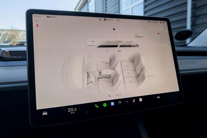 Hvid Tesla Model Y fra 2022