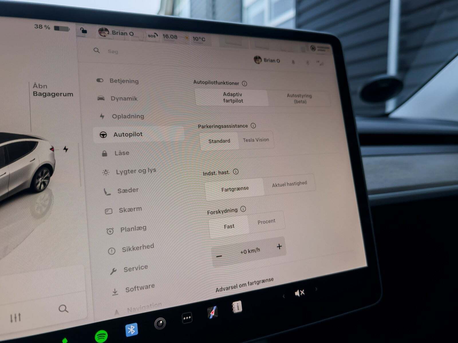 Hvid Tesla Model Y fra 2022