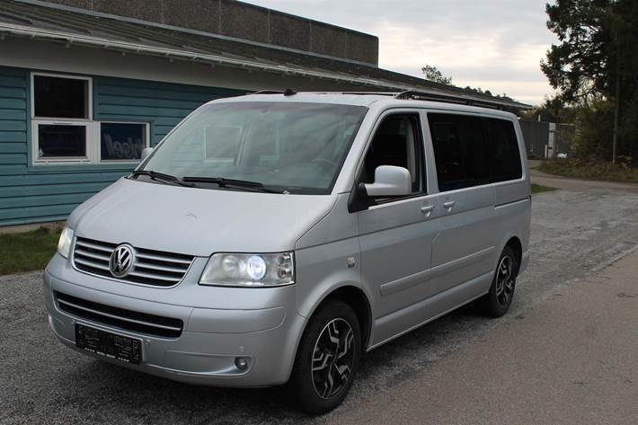 Sølv VW Multivan fra 2006