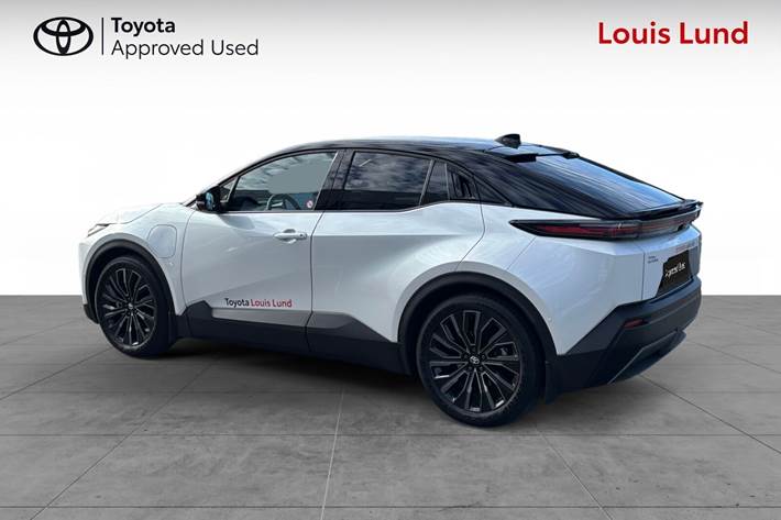 Hvid Toyota C-HR+ fra 2026 set udefra