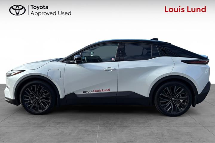 Hvid Toyota C-HR+ fra 2026 set udefra