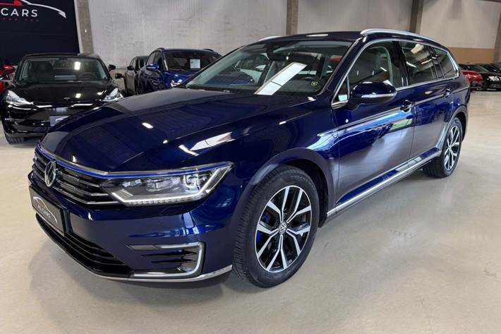 Blå VW Passat fra 2018