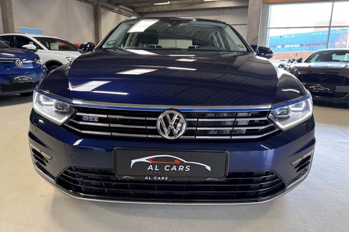 Blå VW Passat fra 2018