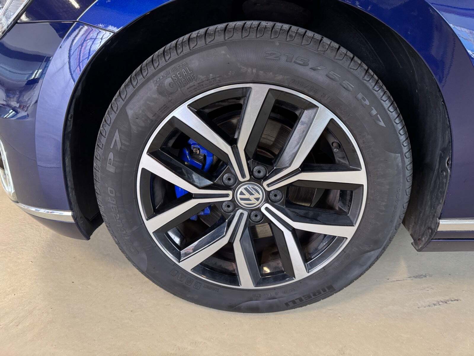 Blå VW Passat fra 2018