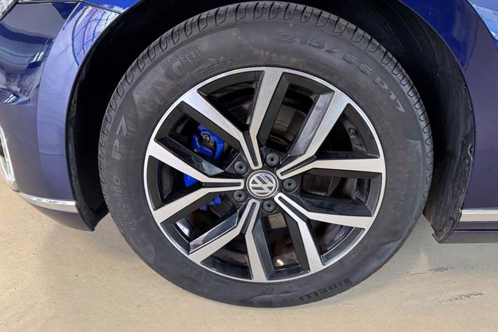 Blå VW Passat fra 2018