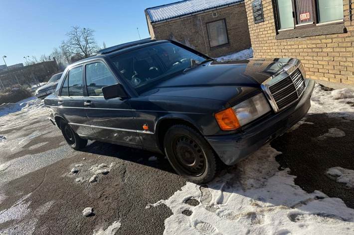 undefined Mercedes 190 fra 1987 set udefra