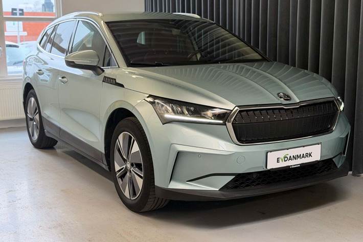 Turquoise Skoda Enyaq fra 2022 set udefra