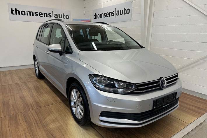 Sølv VW Touran fra 2016
