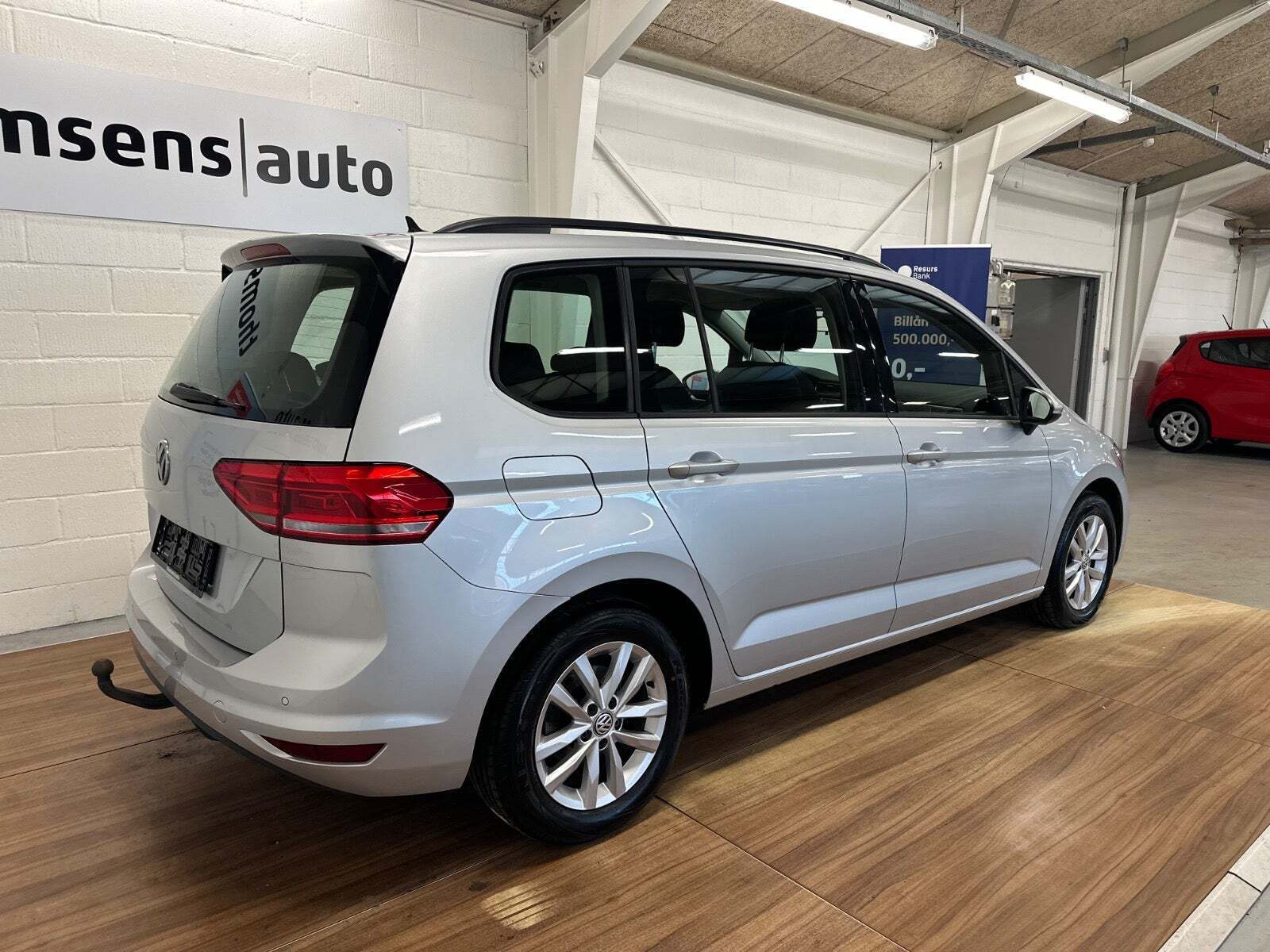 Sølv VW Touran fra 2016