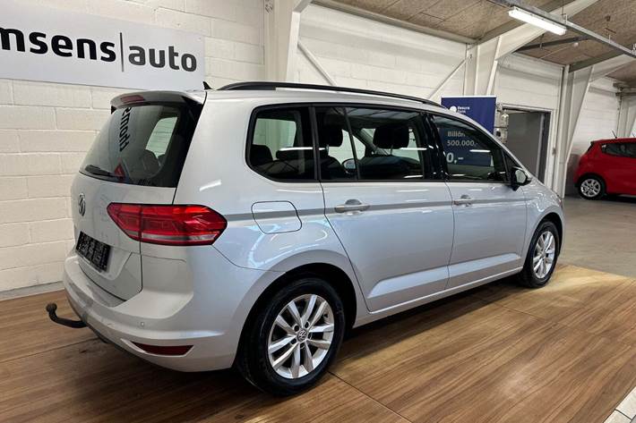 Sølv VW Touran fra 2016