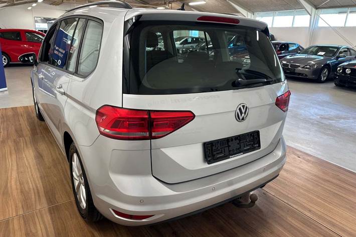 Sølv VW Touran fra 2016