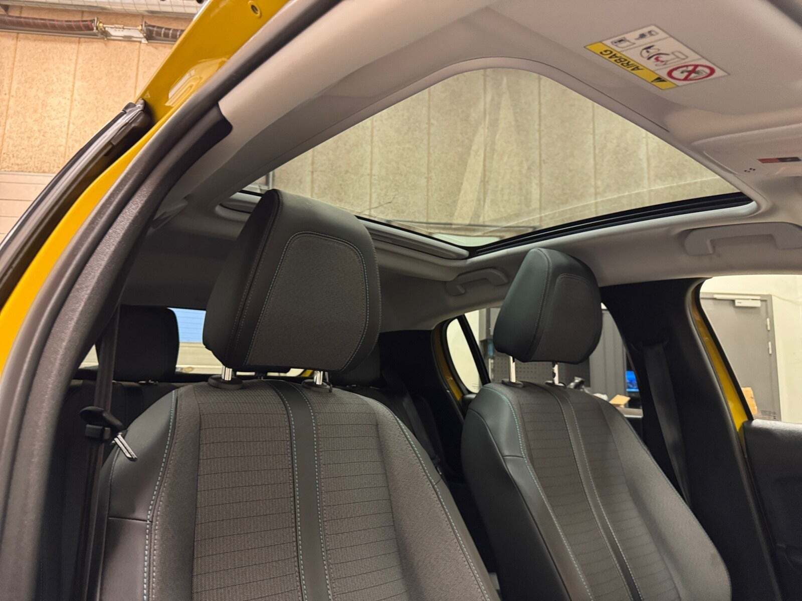 Gul Peugeot 208 fra 2020