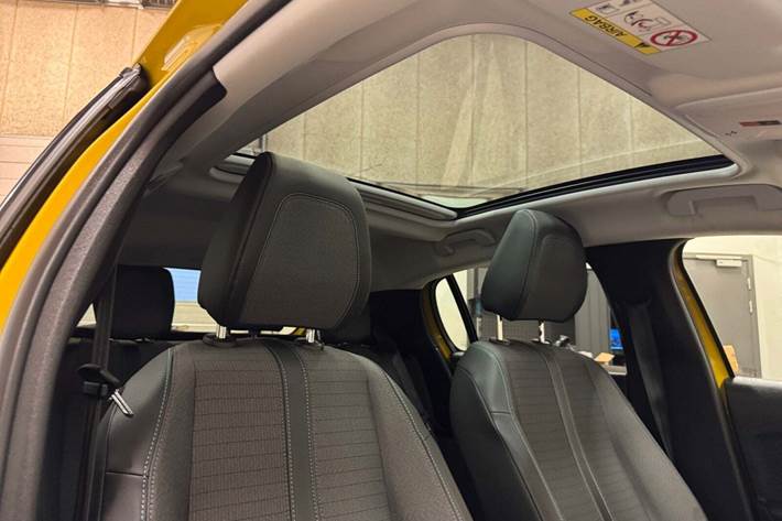 Gul Peugeot 208 fra 2020