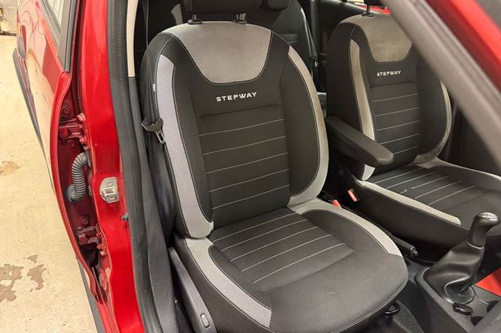 Rød Dacia Logan Stepway fra 2018