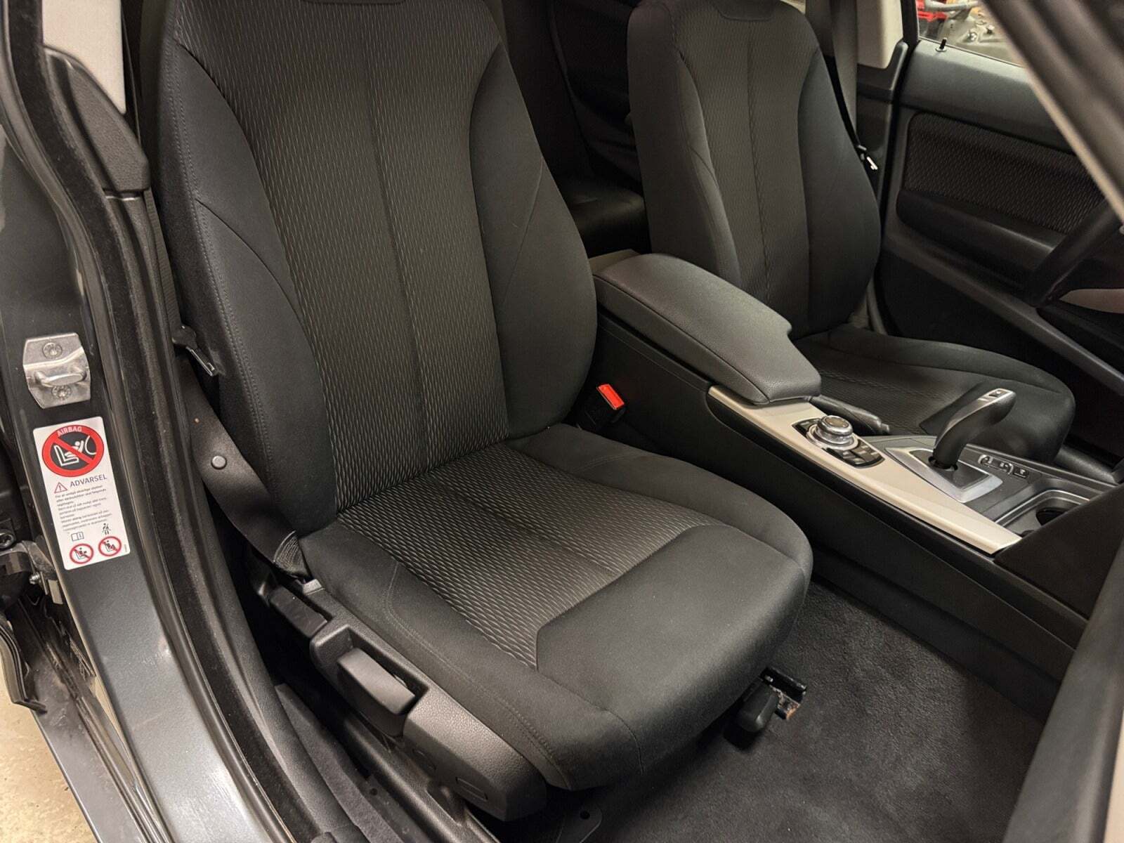 Grå BMW 320d fra 2014