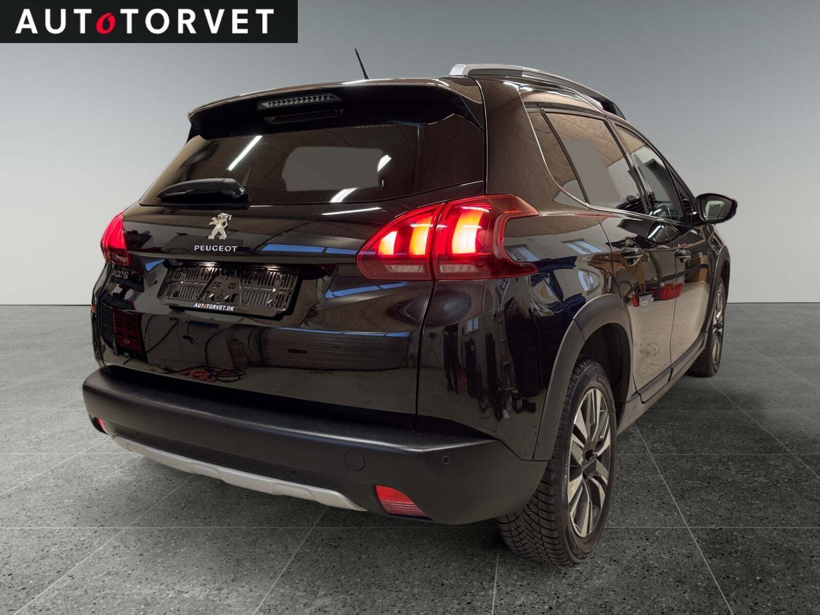 Sort Peugeot 2008 fra 2017