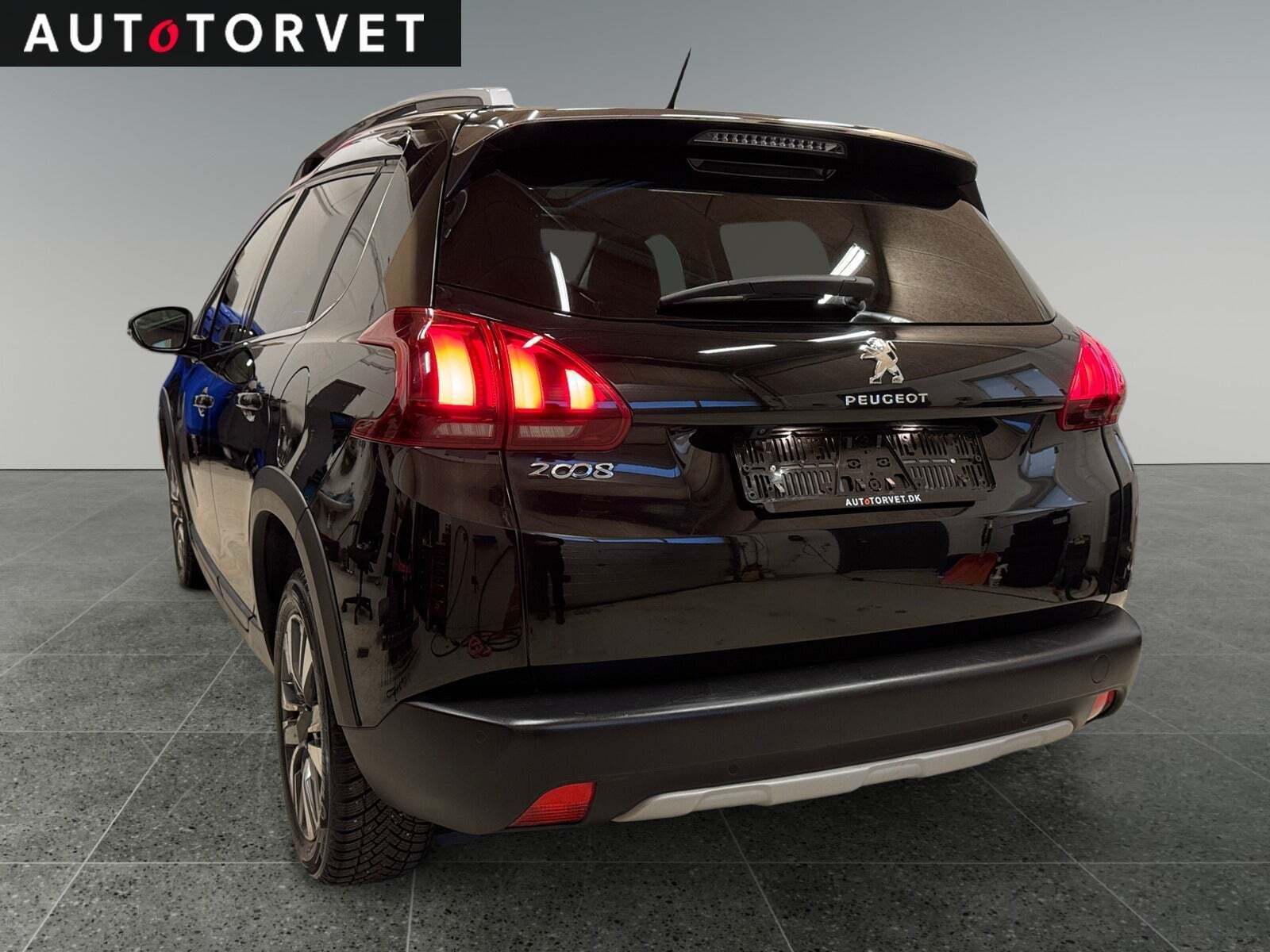 Sort Peugeot 2008 fra 2017