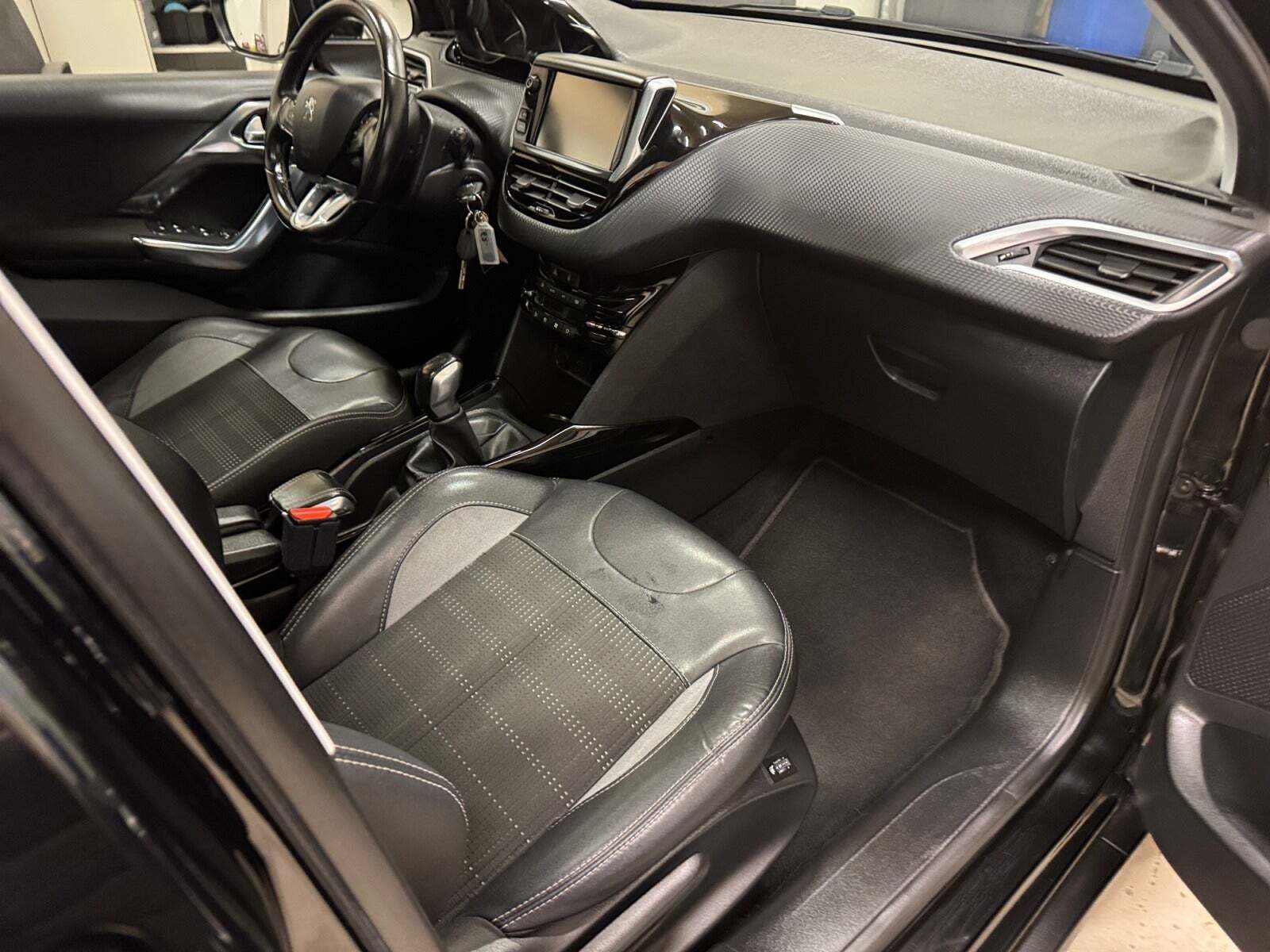 Sort Peugeot 2008 fra 2017