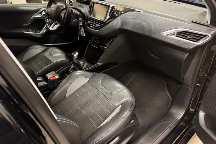 Sort Peugeot 2008 fra 2017