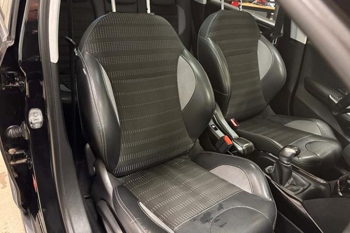 Sort Peugeot 2008 fra 2017