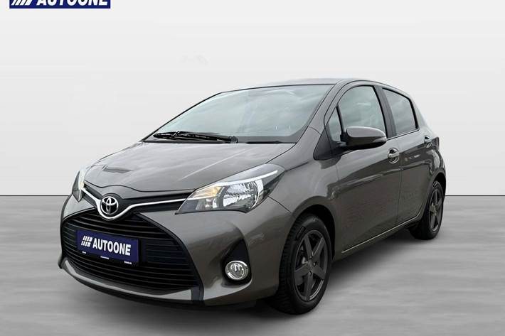Sort Toyota Yaris fra 2015 set udefra