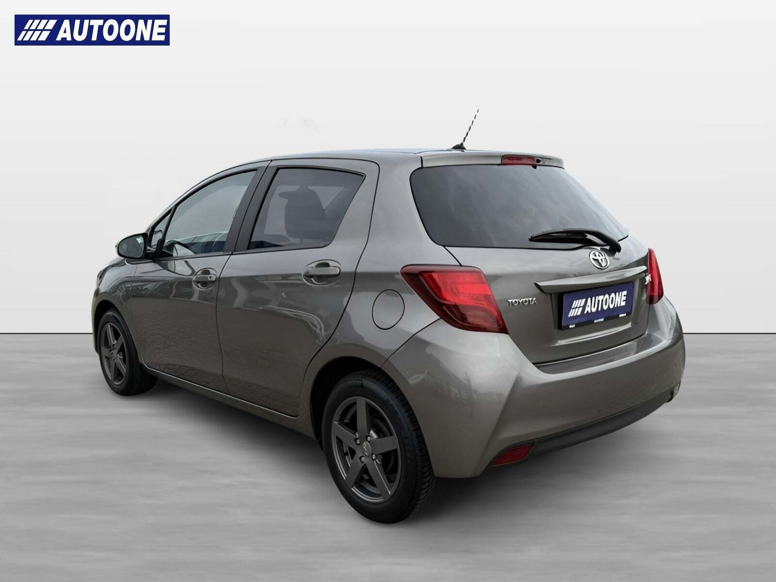 Sort Toyota Yaris fra 2015