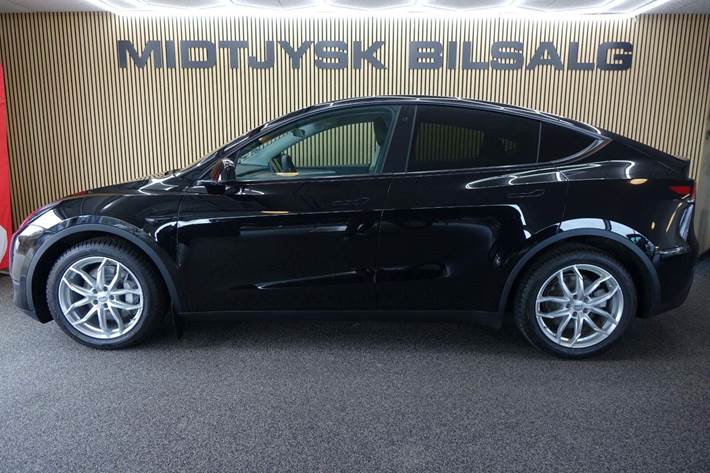 Sort Tesla Model Y fra 2023