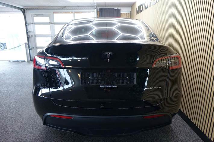 Sort Tesla Model Y fra 2023