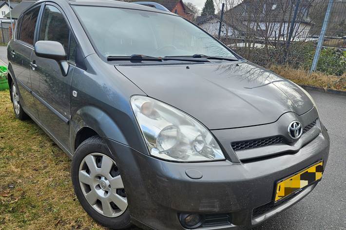 Grå Toyota Corolla Verso fra 2006