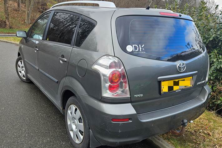 Grå Toyota Corolla Verso fra 2006