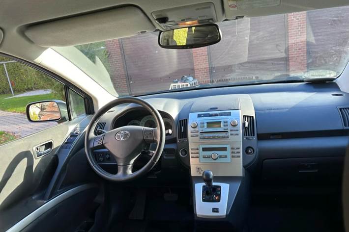 Grå Toyota Corolla Verso fra 2006