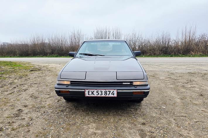 Brun Mazda 929 fra 1984
