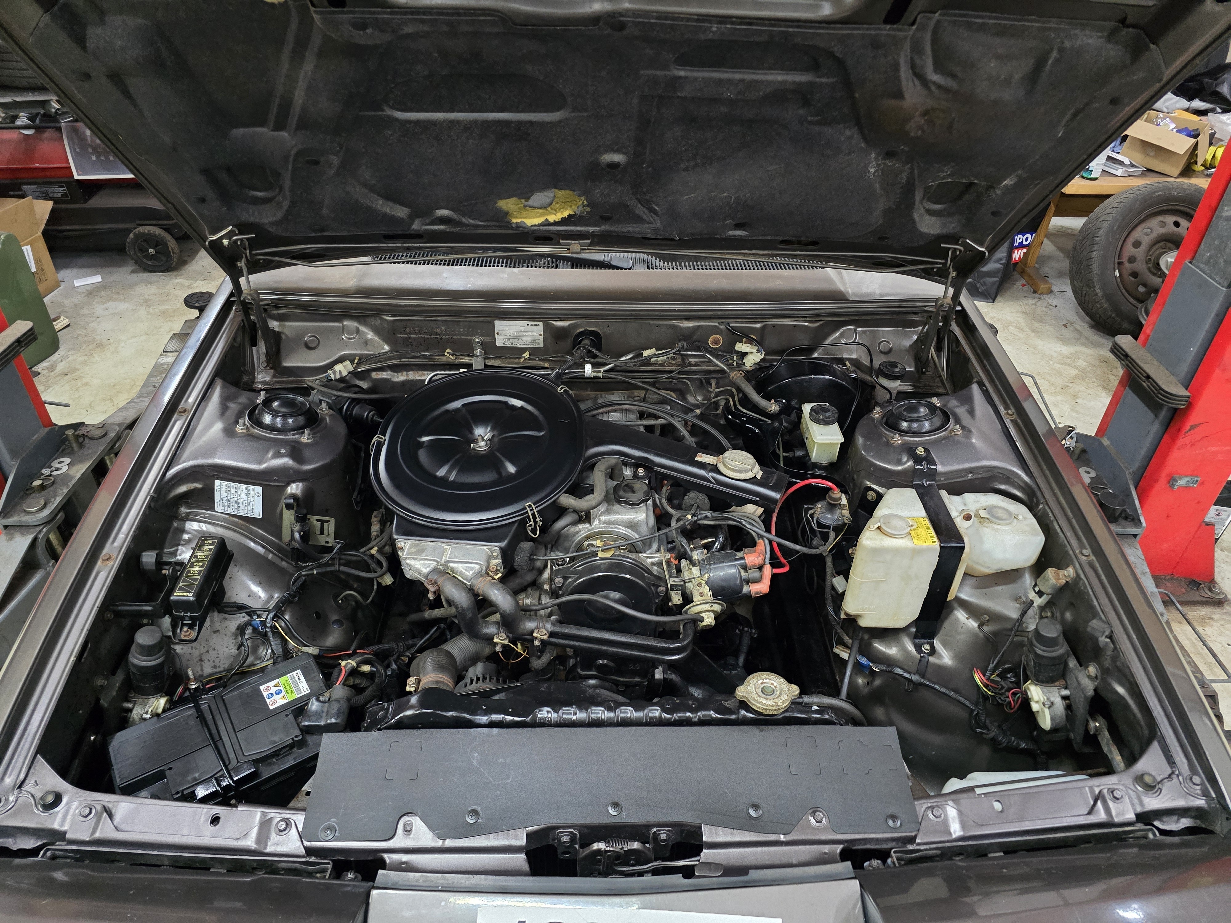 Brun Mazda 929 fra 1984