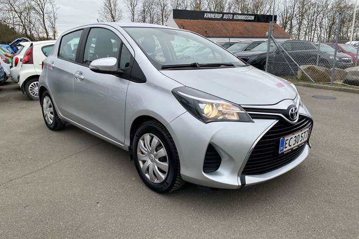 Sølv Toyota Yaris fra 2016